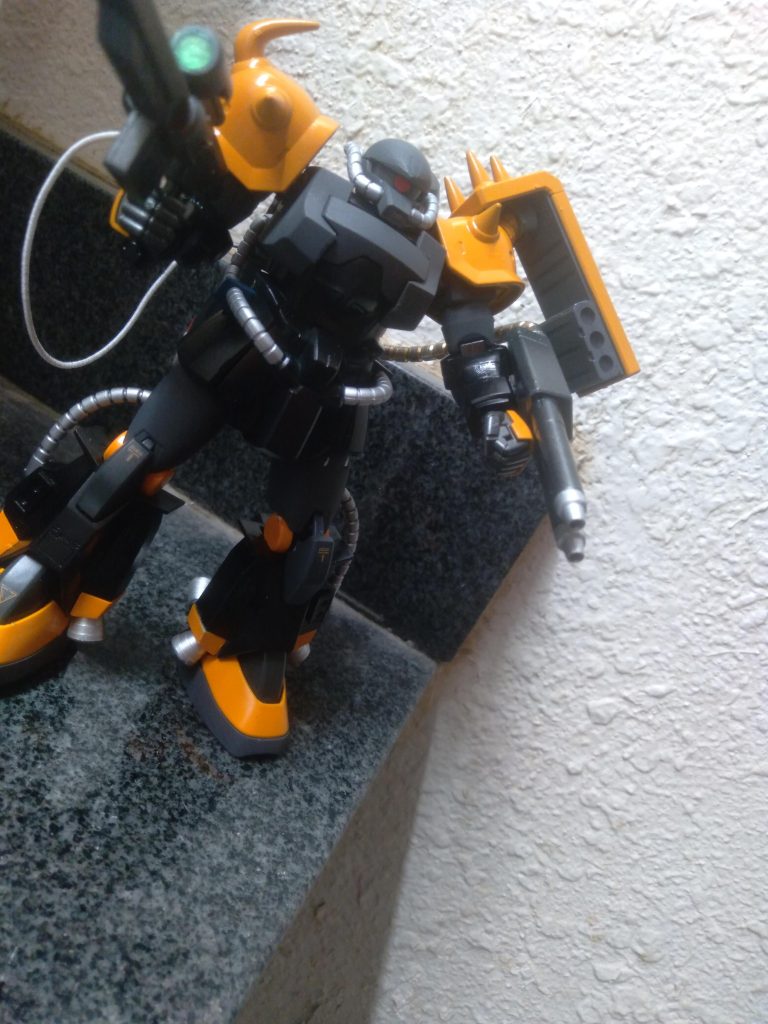 Using the zaku high mobility type legs, it becomes a fast suit