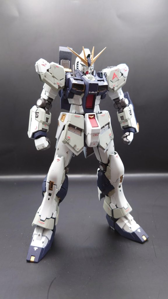 とりあえず武装無しで全体像。RGνガンダム作成したことある方なら体型がだいぶ変わってることに気付いてもらえるはず…!! 以下、改修内容いきます!