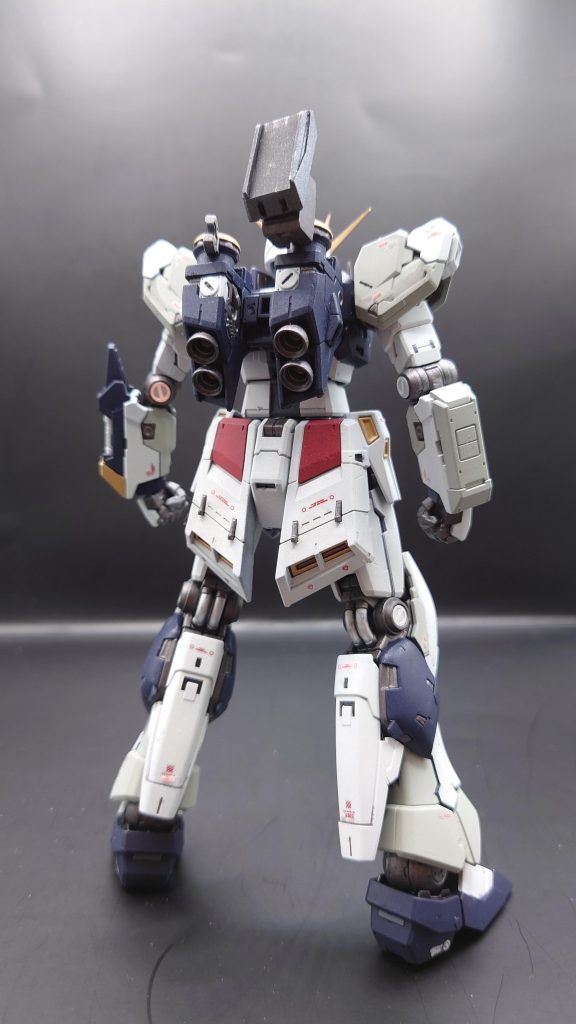 ・頭部 EGνガンダムに交換してます。EGが結構理想的なデザインだったので移植。ただアンテナはRGの方が好きだったので組み合わせて、結果RGとEGのハイブリッド頭部になってます。あと赤いアゴの部分は尖りすぎでカイジみたいになってたので短くして角度も修正してます。