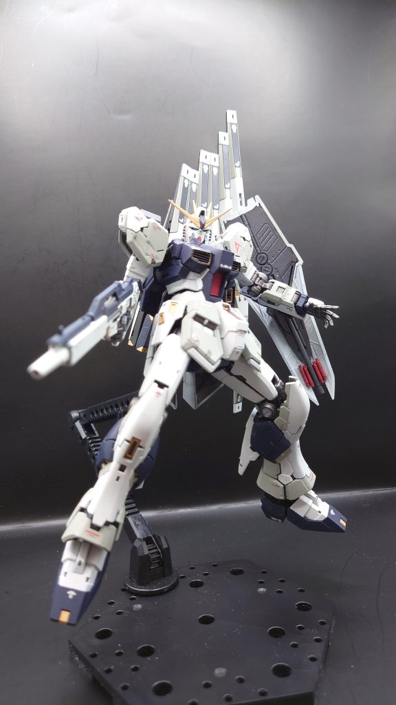 ・胴体 比較的工程が多かったのはここです。まず肩を左右各1mmずつ幅を増してます。ダクトはフィンを一旦切り飛ばして開口して新たにフィンを作り直してます。ダクト周りはひさし部分を前方に1mm延長しつつシャープに、上部を形状変更して内部フレーム露出するようにしてます。こんなとこ空いてたら雨めちゃ入るけど気にしたら負けです🙄コックピットハッチ下も3mm延長して、上下左右に大型化して胴体の存在感を増してます💪