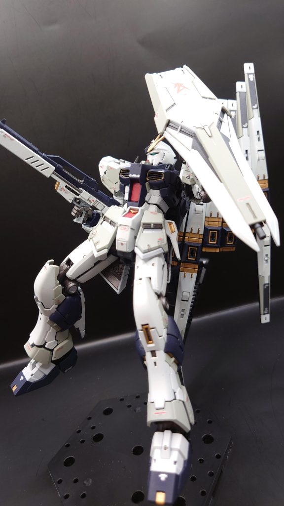・脚部 そして1番効果が絶大だったのはココ。太ももをフレーム部分で5mm短縮して短足にしてます。それだけだとヒザの装甲がバランス悪くなるのでヒザの上部も3mmカットしてます。フロントアーマーのスミ入れ滲んでる…🥹以上で理想の体型、ガッチリνガンダムにビルドアップしました🙇