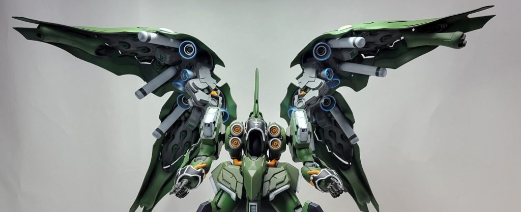 バインダーの裏側もいろいろ追加しました。そのせいで自立困難に