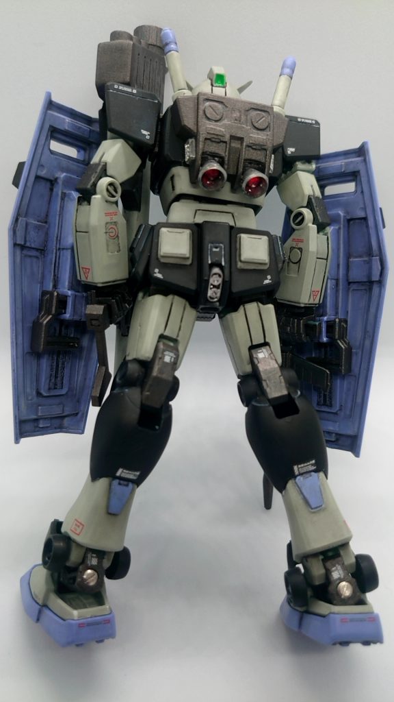 ランドセルと一体成型となっているバーニアは削り取って穴を塞ぎ、手持ちのバーニアに変更しました。おしりの隙間？にもパーツを追加。