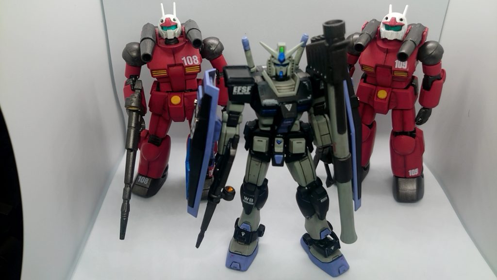 新旧HGUCガンキャノンと記念撮影(右が初代、左がリバイヴ版)。ガンキャノンもまた作りたいのですが、なかなか売ってませんね…