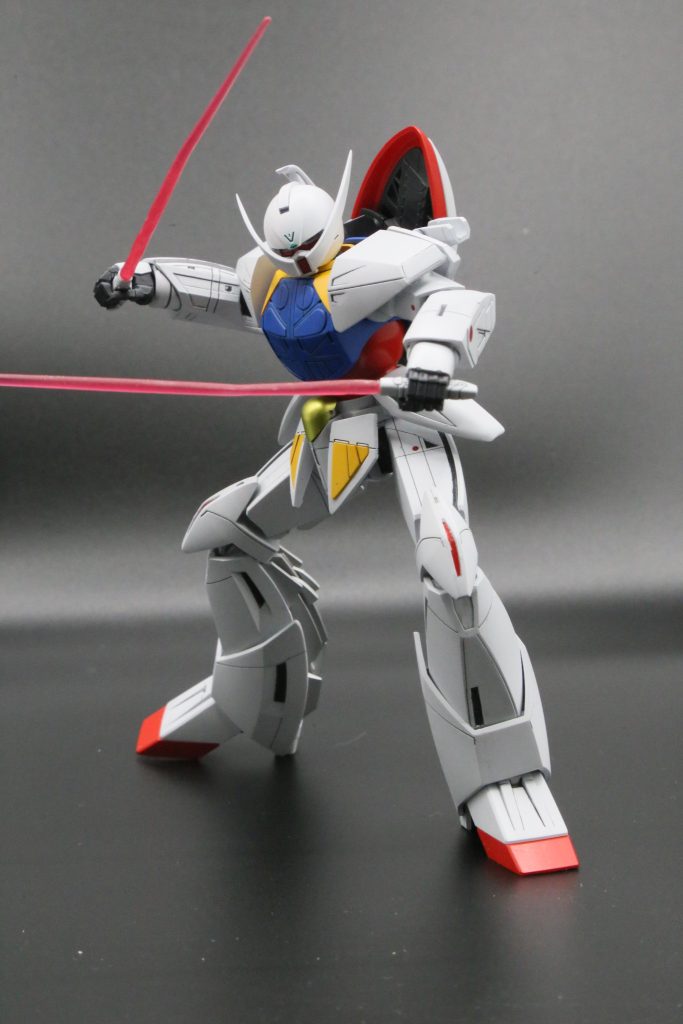 ディスプレイ用ポーズサーベルは細く加工しようとして紆余曲折の失敗を重ねた結果よれよれとなった問題作なので正直見ないで欲しいポーズはガンダムVSシリーズから抜刀待機ポーズを参考このポーズの何が記憶に残るって言うと、正面から見るとよくありそうなポーズなんですが