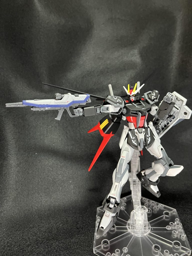 お馴染みSEEDポーズ。