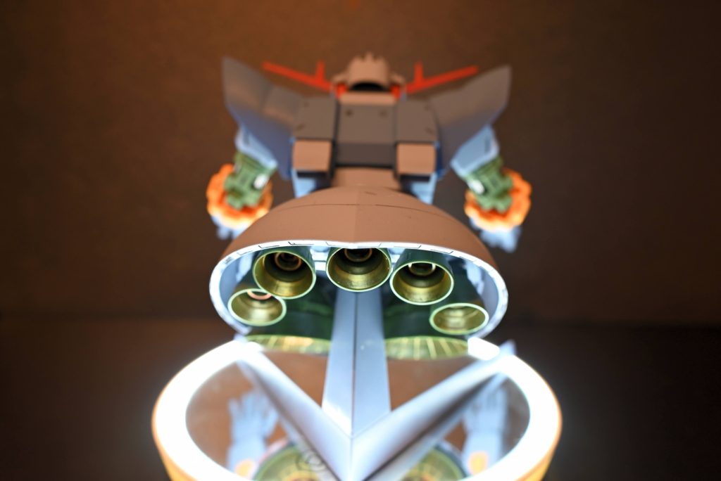 わかりづらいですが、マーカーのレッドとゴールドでバーニア塗ってみました😊