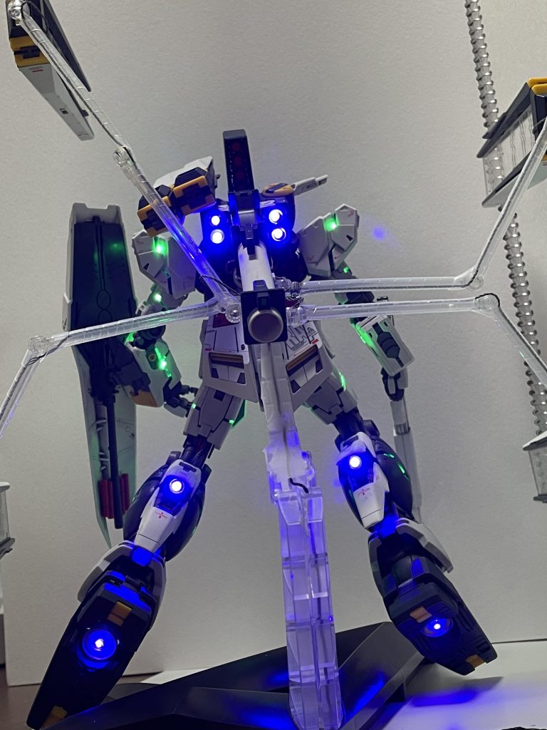 バックショット。今回は足の接続・バックパックの接続に1.25mmコネクターを使用、更にベース部は0.8mmコネクターにサイズダウンしてコネクトしているので配線はかなり目立たなく仕上がりました。