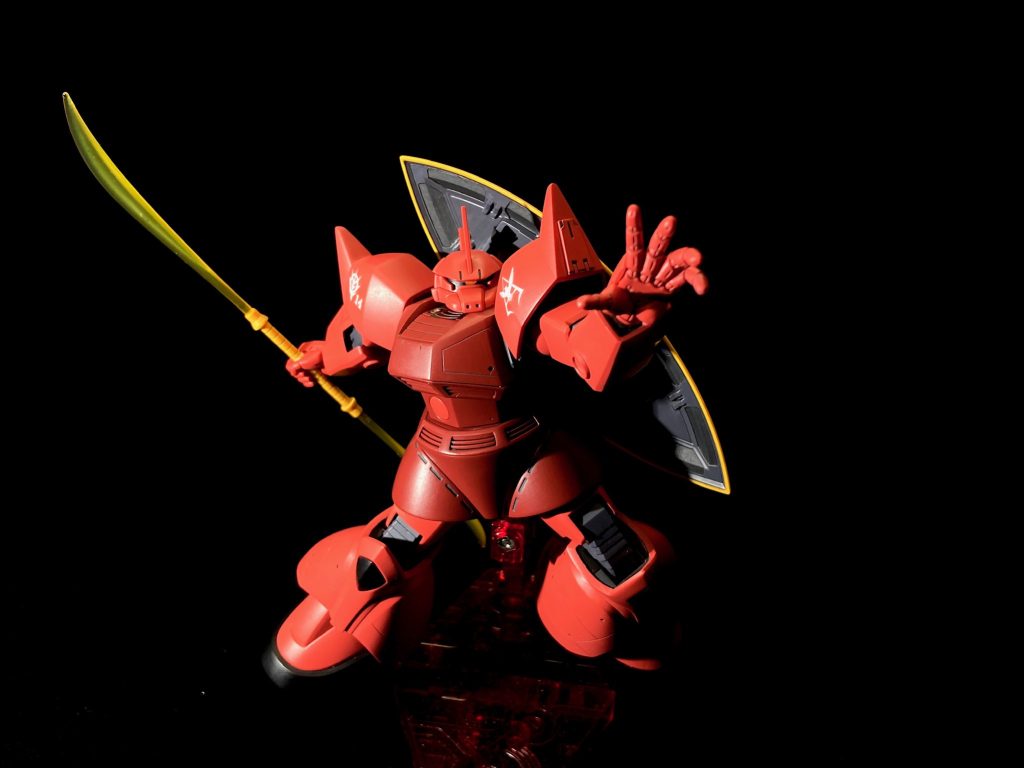 ゲルググの特徴の一つ、ビームナギナタ!次期主力量産機に何故こんな扱いづらそうな兵装を基本装備としたのか…個人的にはファミコンのガシャポン戦士2・カプセル戦記で自分の周囲にぶん回して接近戦で命中させやすく、むしろ使い勝手良かった幼少期の思い出。https://youtu.be/oyiLrN_nfek