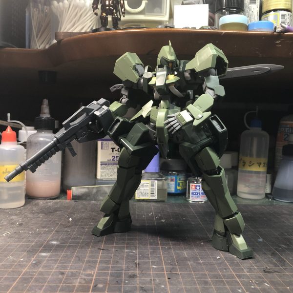 無印 1/100のグレイズ”地上戦仕様”です🙌表面処理終わって洗浄も完了しました！これから塗装に入ります😋ダークイエローに塗装して渋めに行きます👍（1枚目）