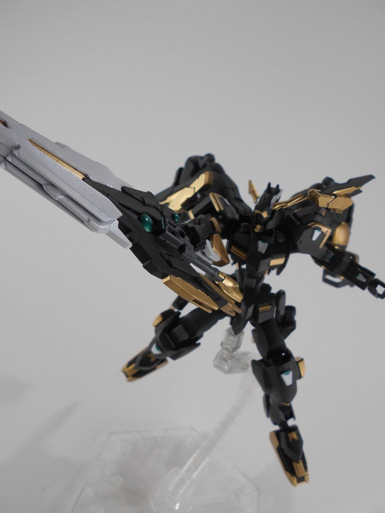 カレトヴルッフフェーダー改、「クーアス」。カレトヴルッフフェーダーに刃を増設しました。増設したことで攻撃を防ぎやすくなり、受け流してカウンターで切ることが可能です。肩部の小型エネルギーフィールド発生装置を併用すれば、さらに切断力を高めることが出来ます。「クーアス」はギリシャ語で「陽極」のアナグラムです。