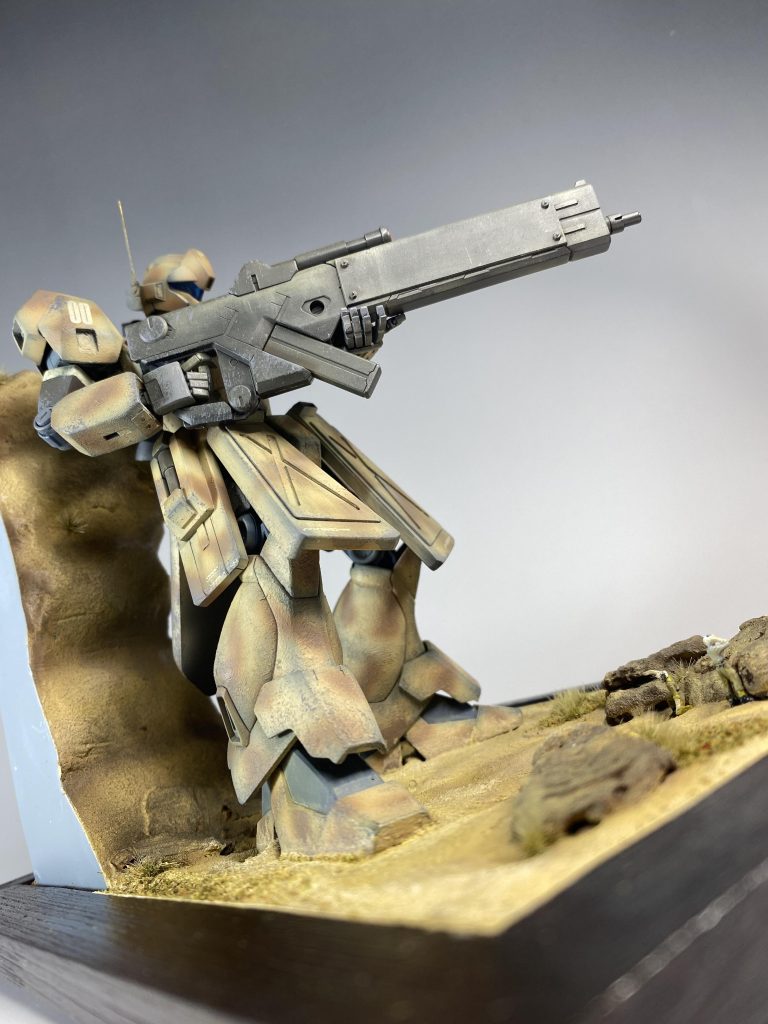 ジェガン本体はボディを切り刻んで上半身ボリュームアップ、スカートアーマー大型化、各部鋳造表現、砂漠用迷彩塗装を施して、なんとなく重力下仕様•なんちゃって地上戦用にでっち上げました。