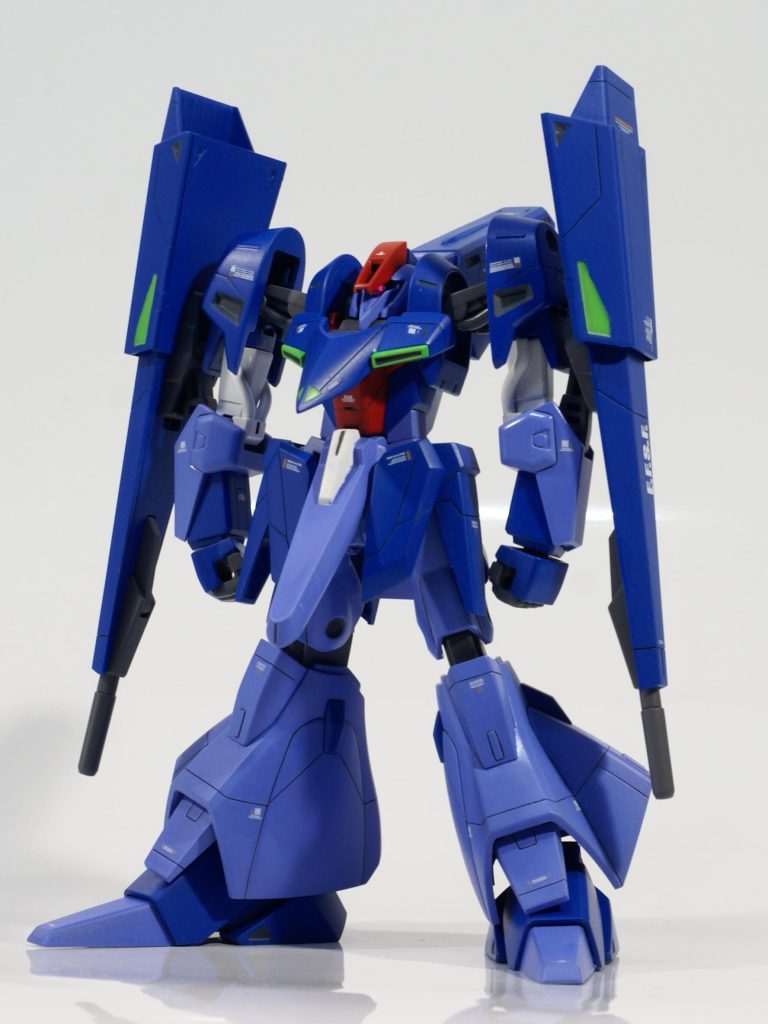 改修内容は次の通りです。・モノアイにラインストーンを使用。・上記は光の反射で発光しているように。・脚を2㎜延長。・フロントアーマーの位置を修正。・首の位置を修正。・スジボリを全身に追加。・エッジ出し。・モールドの掘り直し。・カラーリングをヴァースキカラーに。