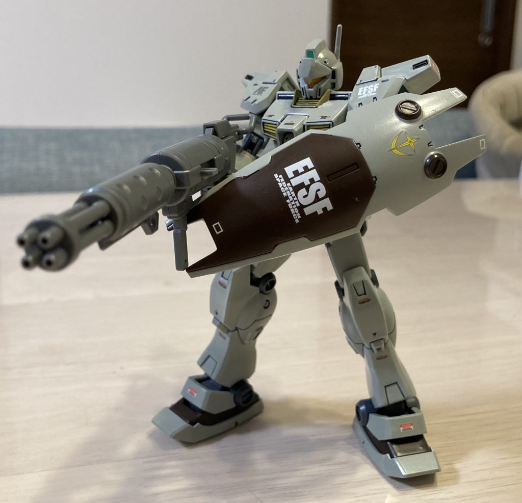 デミトレーナー拡張パックのガトリングガンを持たせてます。デミトレーナーてデカいんですね。ジムカスタムにとっては大型武器です。