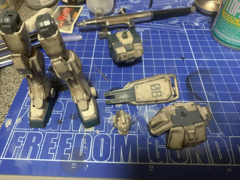 リアルタッチマーカー2色、TAMIYAのガンメタル、そしてウェザリングマスターのサンドで更に汚しています。