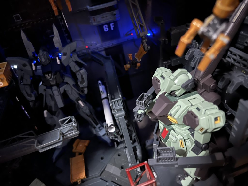 AE & 地球🌏連邦軍ロンド•ベル部隊ネェルアーガマ内MS格納庫ジオラマ–8枚目/制作者：SINANJU