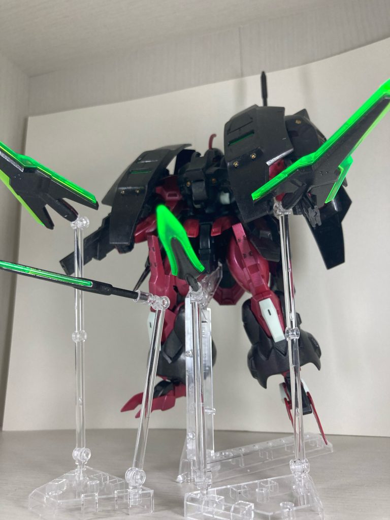 機体左右にマウントしたビームクナイとビームアンカーを無線誘導攻撃ユニットとして操ることが可能。