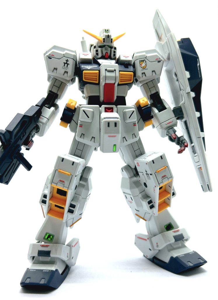 股間部にも上と同じ工作を行ってセンサーを増設しました。TRシリーズ共通の指先の赤も筆塗りで再現しています。各部のマイナスモールドの塗り分けにはエナメルのダークグレイとブラックにパープルを混ぜて落ち着いたグレーを目指しました。逆にダクトの内部などははっきりとしたブラックで塗り分けました。