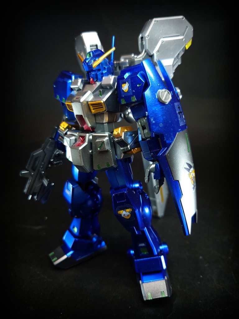 改修点はまず頭頂部全面を1号機と同一の多面形センサーに換装。なお、後頭部はジム・クゥエルそのものであるため、左後部のロッドアンテナはそのまま残されている。肩部にも1号機と同じ補助アクチュエーター・ユニットが増設された。背部には、かねてより試験予定であった試作型バックパック「トライ・ブースター・ユニット」が装着されている。