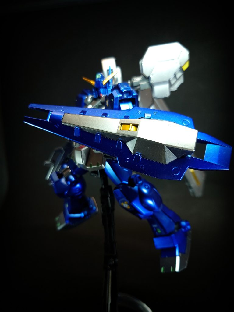 トライ・ブースターはシールド・ブースター以外のもう一つの機動力強化オプションの一つとして設計された強襲戦用ユニットで、バックパックの左右に配置された2基の可動式ユニバーサル・スラスター・ポッドと、後部の大容量プロペラントタンクを兼ねたテール状シュツルム・ブースターで構成される、高機動型装備である。ユニバーサル・ポッドはバックパックと接続される可動フレームによって自在に推力方向を変化させることが可能で、ポッド自体の質量移動を活かしたAMBACシステムとしての機能も有する。その鋭角的かつトリッキーな挙動は、模擬戦、実戦を問わず良好な性能を示したが、同時に数々の欠点も表面化させていた。特にシュツルム・ブースターは、その長大さゆえユニット重心と機体重心が大きくかけ離れてしまっており、特に横移動の際に発生する余剰モーメントの存在が問題視された。また、本来この装備は1号機でのテストを目的に調整されていたため、ほとんど急造同然の2号機との相性は良いとはいえず、操縦難度の高いピーキーな機体となってしまった。これらの事情もあり、稼働データの収集、解析をもってトライ・ブースターのテストは終了したが、ポッド可動フレームのノウハウなど得られたデータの多くは装甲やその他構造物と独立したより自由度の高い躯体の研究開発に大きく寄与し、後のムーバブルフレームの原初の一つとなる。