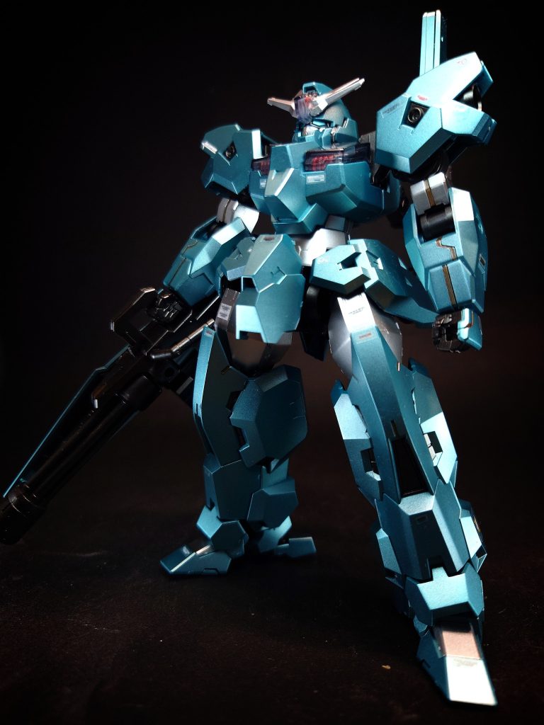 特殊機能 GUNDフォーマット福祉工学を端とする革新的身体機能拡張技術「GUND」をMS用に発展させたインターフェース。これを使用する事で、領域横断的な戦闘能力を獲得している。稼働レベルが一定の強さにまで達すると機体に搭載されたシェルユニットが発光し、パーメットスコア4以上で背部フェーズドアレイキャノンの外装が展開する。