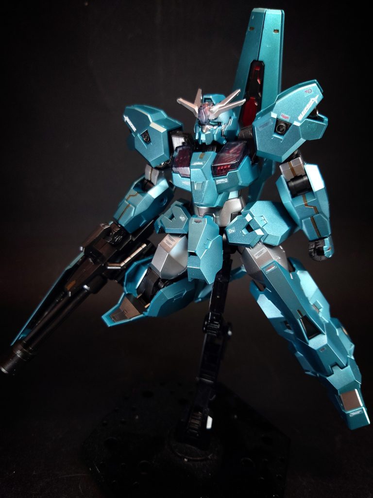 武装・必殺攻撃 ビームガトリングガン銃身を回転させ、ビームペレット弾を高速連射する携行火器。連続使用に耐えうる大容量のバッテリータンクから給弾する。側面にはガンシールドを接続し、射撃姿勢時の防御能力も高められている。