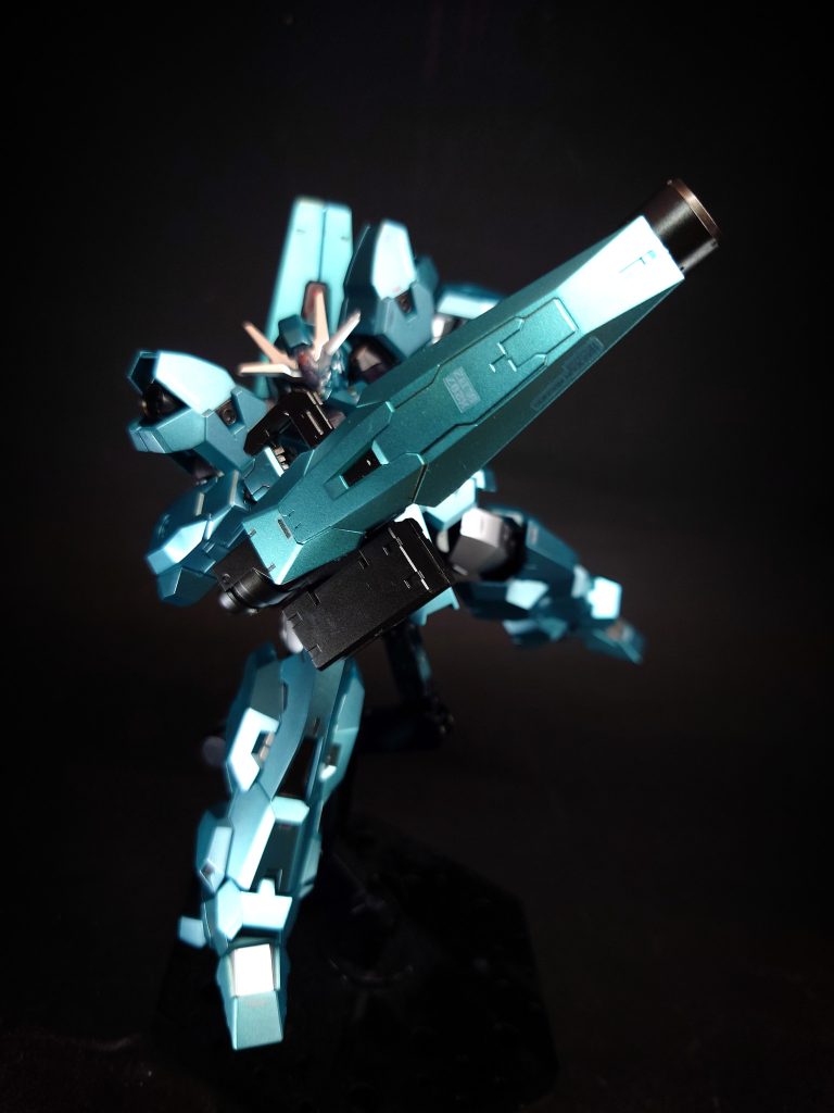 ビームサーベルビームの刃を発振する、近接戦闘用の装備。ガンシールドの裏側に2基がマウントされており、使用時は接続部を回転させて取り出す。