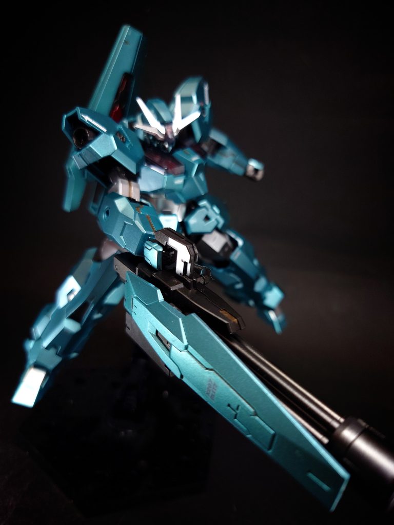 フェーズドアレイキャノン背面に装着された大型装備。ユニットを展開し、指向性の高い大出力ビームを発射する事が可能。GUNDフォーマットと連動して直感的な範囲攻撃を行える他、高パーメットスコア時にアンロックされる別機能も備えている。