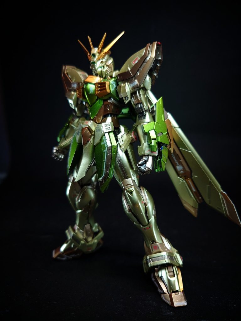 明鏡止水(めいきょうしすい)搭乗者であるドモン・カッシュが真の明鏡止水の境地に達することで発現し、機体が黄金色に輝く。最初は、ギアナ高地に出現したデビルガンダムとの戦闘中に怒りに任せて戦おうとするドモンをマスター・アジアの攻撃からシュバルツが身を挺して救ったことで、己の未熟を悟ったドモンが明鏡止水の境地に到達してシャイニングガンダムに発現した。