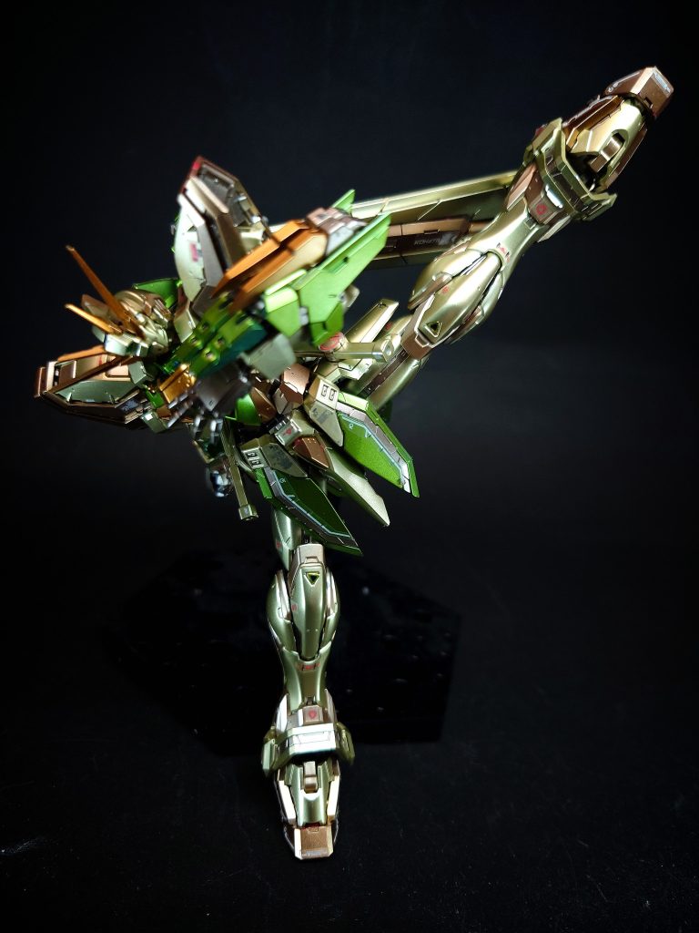 多目的アンテナゴッドガンダムの角部のうち、大きなものは情報収集用として装備される[3]。ハイパーモード用アンテナゴッドガンダムの頭部に設置される小型のアンテナで、磁気フィールド発生時に用いられる 。脚部スラスター脚部に設置されるスラスターで、加速力によってキックの威力を増強するほか、磁気フィールドによって機動力を向上させる。