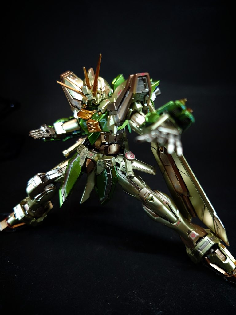 武装ゴッドスラッシュビーム刀の一種で、シャイニングガンダムのものよりも強化されている[7]。バルカン砲頭部に4門設置されている、60mmバルカン[注 5]。