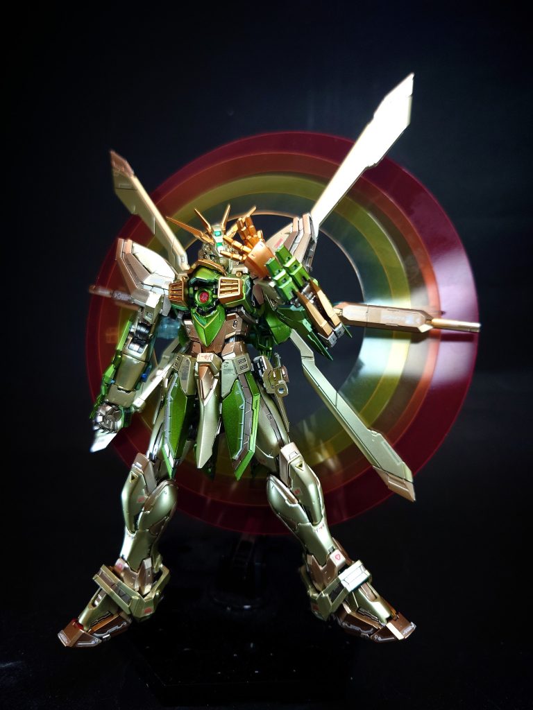 マシンキャノン肩部に装備される三連装砲。使用時はカバーが展開する。