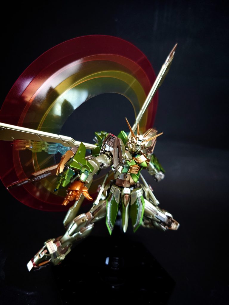 必殺技爆熱ゴッドフィンガーハイパーモードで使用可能となるシャイニングフィンガーの発展技。シャイニングフィンガーが持っていたパワーに高熱による破壊力が付加される[6]。背面ジェネレーターで増幅されたエネルギーを掌に集め、一気に放出する。敵機に直接接触し高熱で装甲を融解させる、火球を撃ち出すなどのバリエーションがある。シャイニングフィンガーと同じく、指関節が外れて関節から液体金属でマニピュレーターを覆う構造[5]だが改良されており、まず液体金属の吹き出し口を螺旋状にすることでドリル効果を与えて威力を上げ[5]、さらに前腕カバー「ゴッドフィンガープロテクター[4]」（資料によっては「Gナックル」とも[5]）が手の甲を覆うように展開し、エネルギーロスを最小限に抑えつつ確実に攻撃対象を破壊する。プロテクター形状は第12回大会で活躍したネオアルバニア代表GFの柔術を参考にしたもの[4]。手応えを感じた際、ドモンの「ヒート・エンド！」の掛け声と共に敵機を爆破する。シャイニングフィンガーと同様にエネルギーを放射することも可能であり、劇中では火炎放射のように噴き付ける、火炎弾として飛ばすなどの派生技を見せる。ネオホンコンでの本戦における決勝三ヶ条の1つ「コクピットへの直接攻撃も認められる」に伴い、シャイニングフィンガーを使用していた時ほど敵機の頭部に限定した使用をしておらず、2本の爪付きの手甲であることを活かして敵機のコクピットに近い腹部に貫手のごとく突き刺し、持ち上げてから破壊していた（ただし、パイロットは1人も死なせていない）。またこの爪自体も武装の一つであり、前方に展開し鍵爪のように攻撃する。前口上は「俺のこの手が真っ赤に燃える！ 勝利をつかめと轟き叫ぶ！」であり、他の技にも引用されることが多い。なお、この必殺技は劇中にて幾度となく使用されているが、本編で一度だけドラゴンガンダムの放つ「真・流星胡蝶剣」によって破られている。基本的に右手で放つが左手でも可能であり、右腕を負傷した際には左手にエネルギーを移し変えて放つ。「爆熱」の部分は通常より長く叫ぶが、これは通常の叫びでは画面の尺に比べて台詞が足らないため、ドモン役の関智一が「爆」を長く叫んで調節している。この試みが功を奏し、台本にも「ばぁぁぁく熱」と書かれるようになったという逸話がある[8]。