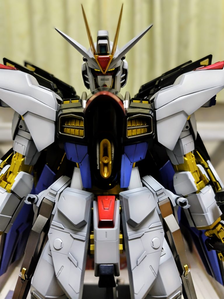 定番のアンテナのシャープ化の他、胸付近の角ばったカバー等の形が気になったので、丸形に形状変更するなど、自分なりにアニメ劇中イメージに準ずるよう手を加えてます。