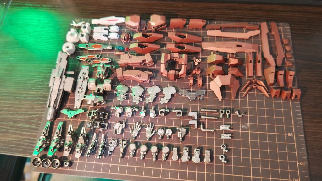 HGは並べると全パーツA4にだいたい収まるサイズですよね！