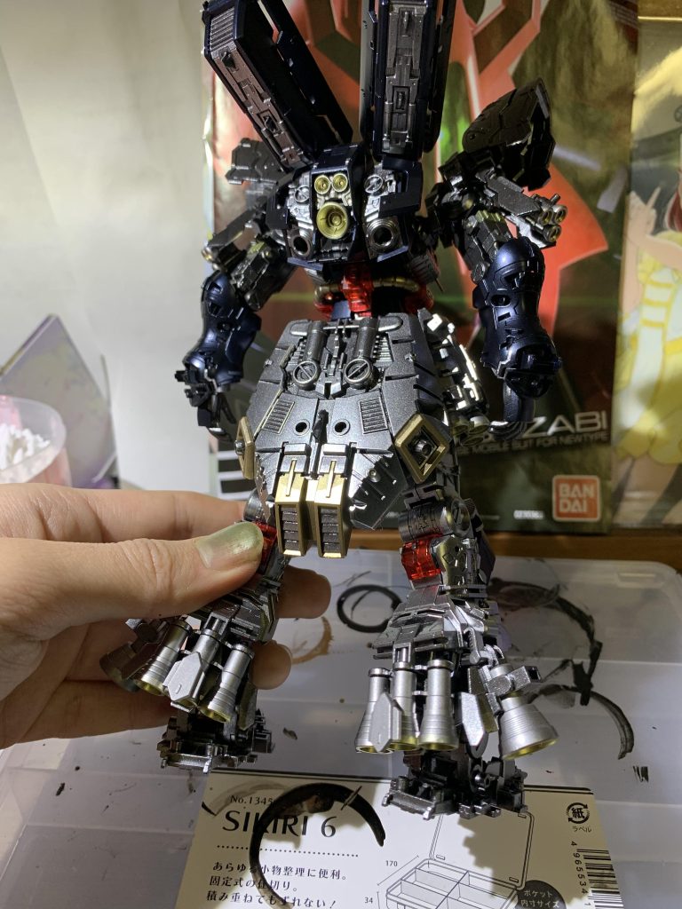 背面はもっとえぐい