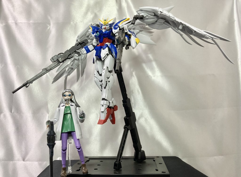 【XXXG-00W0 ウイングガンダムゼロ】大破したプロトゼロの無事だったゼロフレームをベースに、トールギスフリューゲルのウイングバインダーのデータを元にした改良・発展型のバインダー機構を組み合わせた2枚2対のガンダニュウム合金製のウイングユニットは、さながら天使の翼を彷彿とさせておる。兵器としての無骨なデザインよりも究極の芸術品として作り上げた、正に技術者としての美学というやつじゃよ。その点、騎士道精神を体現したエピオンを拵えたトレーズとは、ある意味解り合えるかもしれんの。