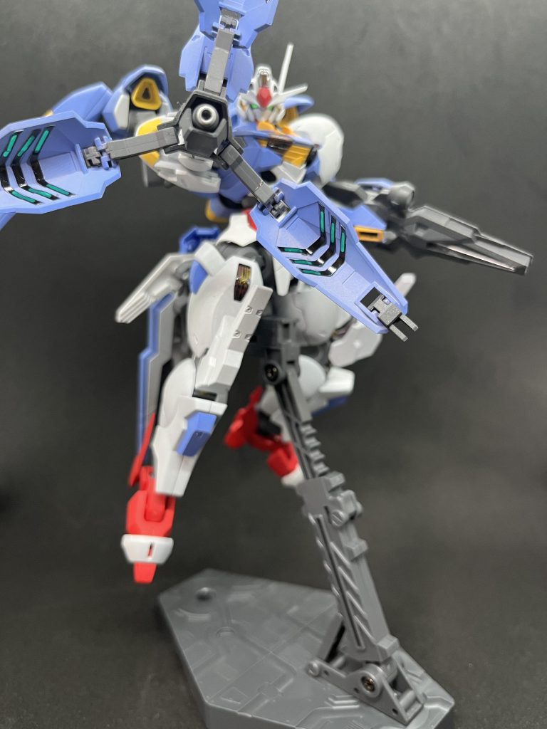 ミカエリスの腕はそのまま流用したので、もちろん展開できます。この武器、昔チャンピョンでやってた「バロン・コング・バトル」の閃光の裁き(フラッシュ・ジャッジメント)ぽくて好きな武器です。