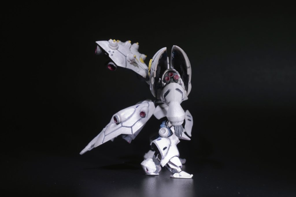 肩にナイチンゲールの肩アーマーを組み込みました。踵部分はどっしり感を出したかったので固定位置を下げました。