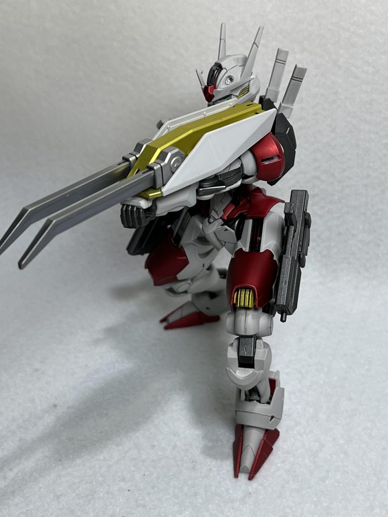 クローシールドやビームサーベルを使った格闘戦やビームライフル、ビームマシンガンでの射撃戦と距離を問わずに戦える機体