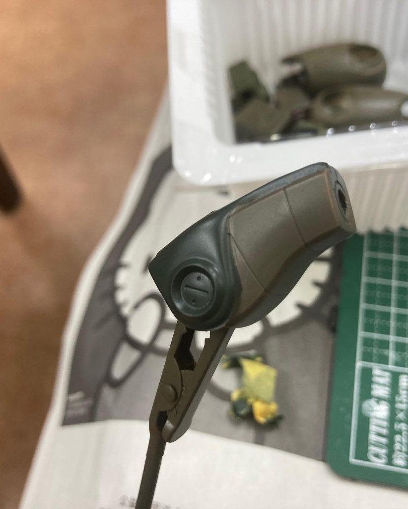 分割されてないので久しぶりにマスキングテープで塗り分け💦