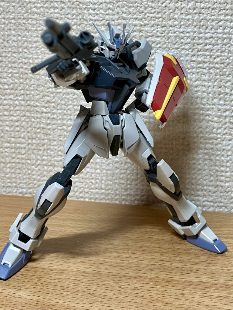 EGも可動域広めでガシガシポージング決まりますね。足首の可動が最初よく分からなかったですが…てか、ディアクティブモードの内容がビームライフルとシールド(何故かデュエルのみたいな灰色)っていうのは解せないですパワー切れだからライフルは撃てないし、シールドはPS装甲じゃねぇから色変わらないし…って設定厨がうずくアーマーシュナイダー持たせても良かったかな