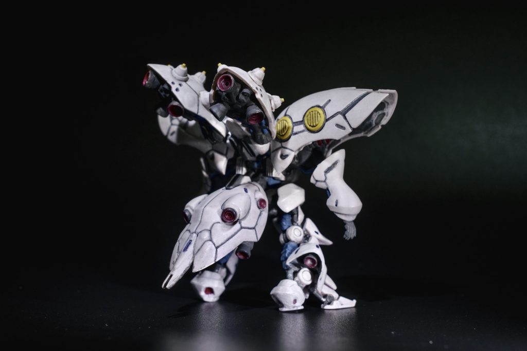 背中にナイチンゲールのファンネルコンテナ?バインダー?を装着。リアスカートはナイチンゲールのスカートにシールドの先端を組み込んでます。背中が重くて自立しないだろうからシールドの先端をランディングギアとして使用しようと思ってたんですが、一応自立できました。