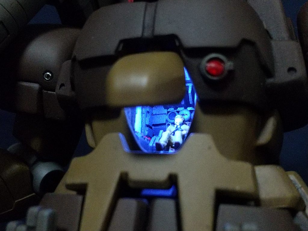 コックピットはフルスクラッチし、モニタが光るようになっています。基地発進前シーンを参考に、内部を作成しています。(さすがに家族の写真なんかは死亡フラグっぽいので再現していませんが…)