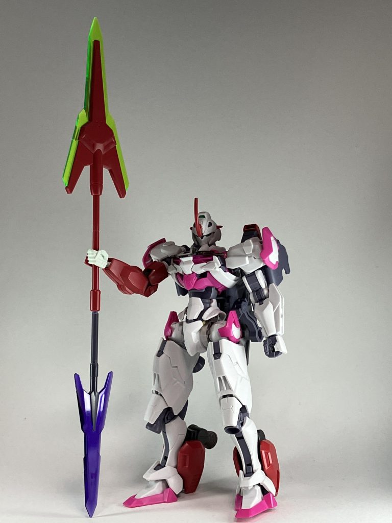 グエルと言えばダリルバルデかなぁと思いパーツをミキシングし始めましたが、この時はやぼったいなぁ、大丈夫かな?と心配する時もありましたが塗ればカッコよくなると信じて制作してました。このビームジャベリンも長くして分離して双剣になったらより俺好み!!って事でグレイシャーの武器から拝借、合掌。