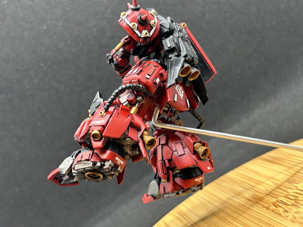 足裏やその他モールドもプラ板でペタペタ制作。グフフライトタイプのパーツも極力切り刻んでほぼ全部使いました。余ったのは肩のパーツ一個とシールドくらいですね。膝のシリンダーは後ろに変えました、シリンダーは作り直してます。脚横のパイプもサイドスカートが邪魔だったので後ろに繋げました。無計画で作ってるとこういう事が起きちゃいますね。笑