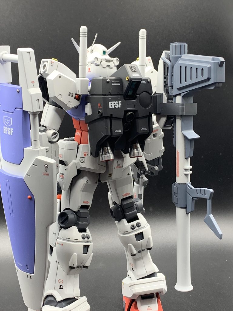 オプションとして、MGジムからバズーカラックを流用。真鍮線で取り外し式にしてあります。