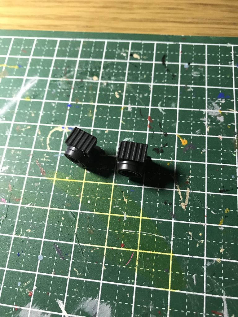 前述した「塗らんといかん」はこれです。この股関節カバーのモールドを見てバンダイからのメッセージを受信した訳なんです。「アムロの魂彫ったけどどうする?塗るの?やっちゃうの?」