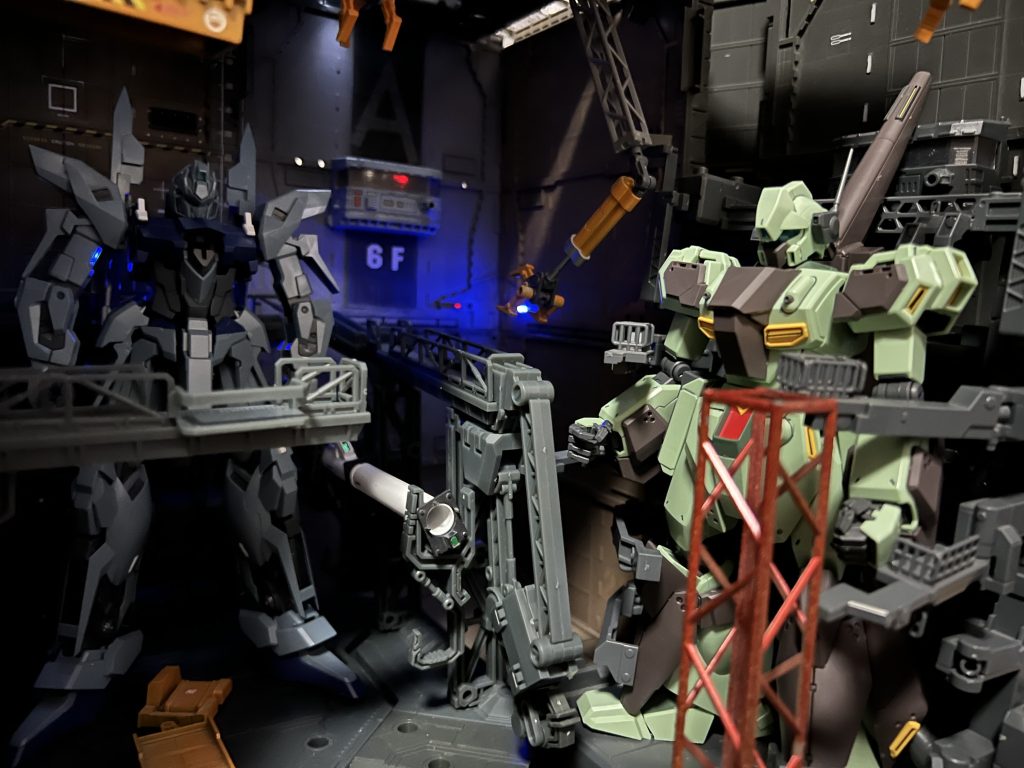 AE & 地球🌏連邦軍ロンド•ベル部隊ネェルアーガマ内MS格納庫ジオラマ–7枚目/制作者：SINANJU