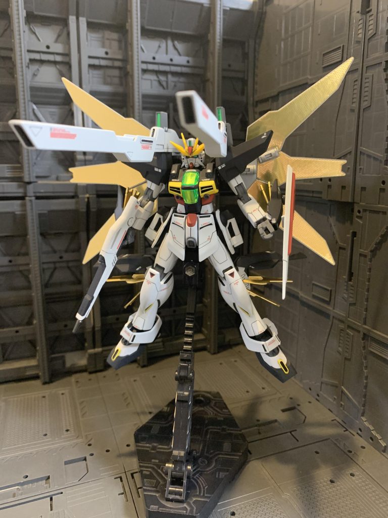 ツインサテライトキャノン発射状態で。一気に迫力増します。写真の撮り方が難しい…。キャノン部と肩センサー部分で結構塗装剥げしてしまいます😅次はマスキングや合わせ目消しが必要ないRG作ろうかと思います。